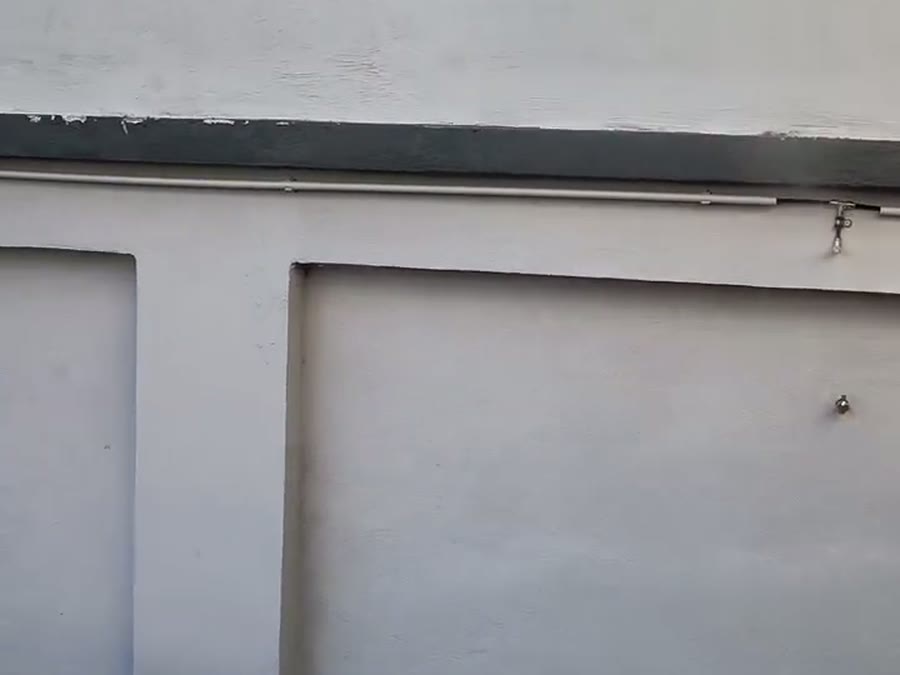 La linea dell'impianto antizanzare montata lungo il muro, a Sant'Angelo Lomellina