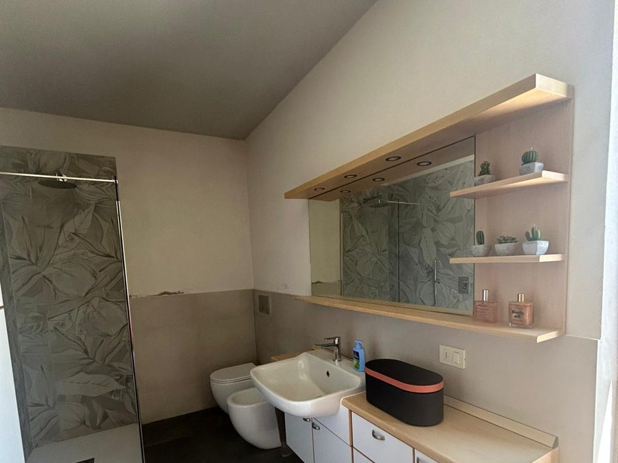 Il bagno di Nibbiola finito, con mobile, specchio e sanitari nuovi