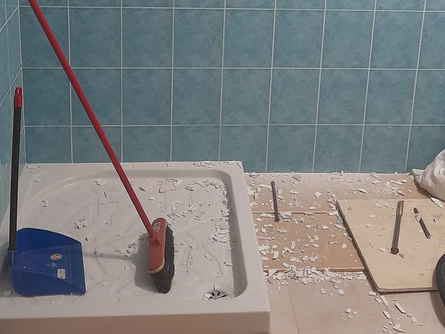 Il piatto doccia vecchio demolito, a Bergamo