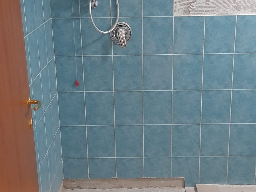 Il fondo e lo scarico rifatti prima del piatto nuovo, a Bergamo